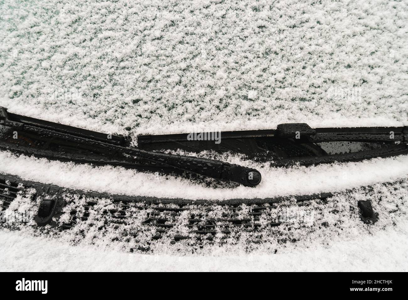 Ventana del coche limpia de la nieve con la escobilla del limpiaparabrisas  trasero al aire libre en el día de invierno Fotografía de stock - Alamy