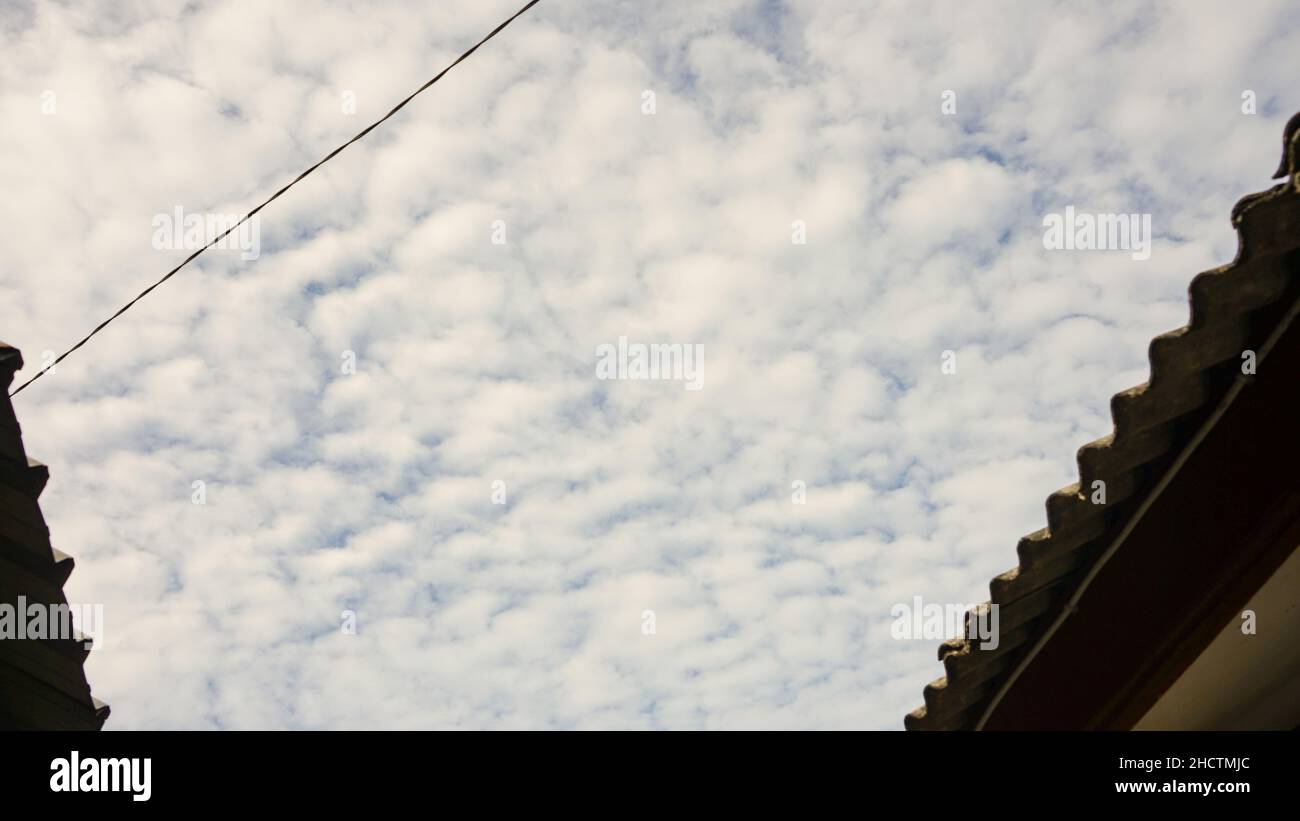 Paisaje de nubes en el cielo azul Foto de stock