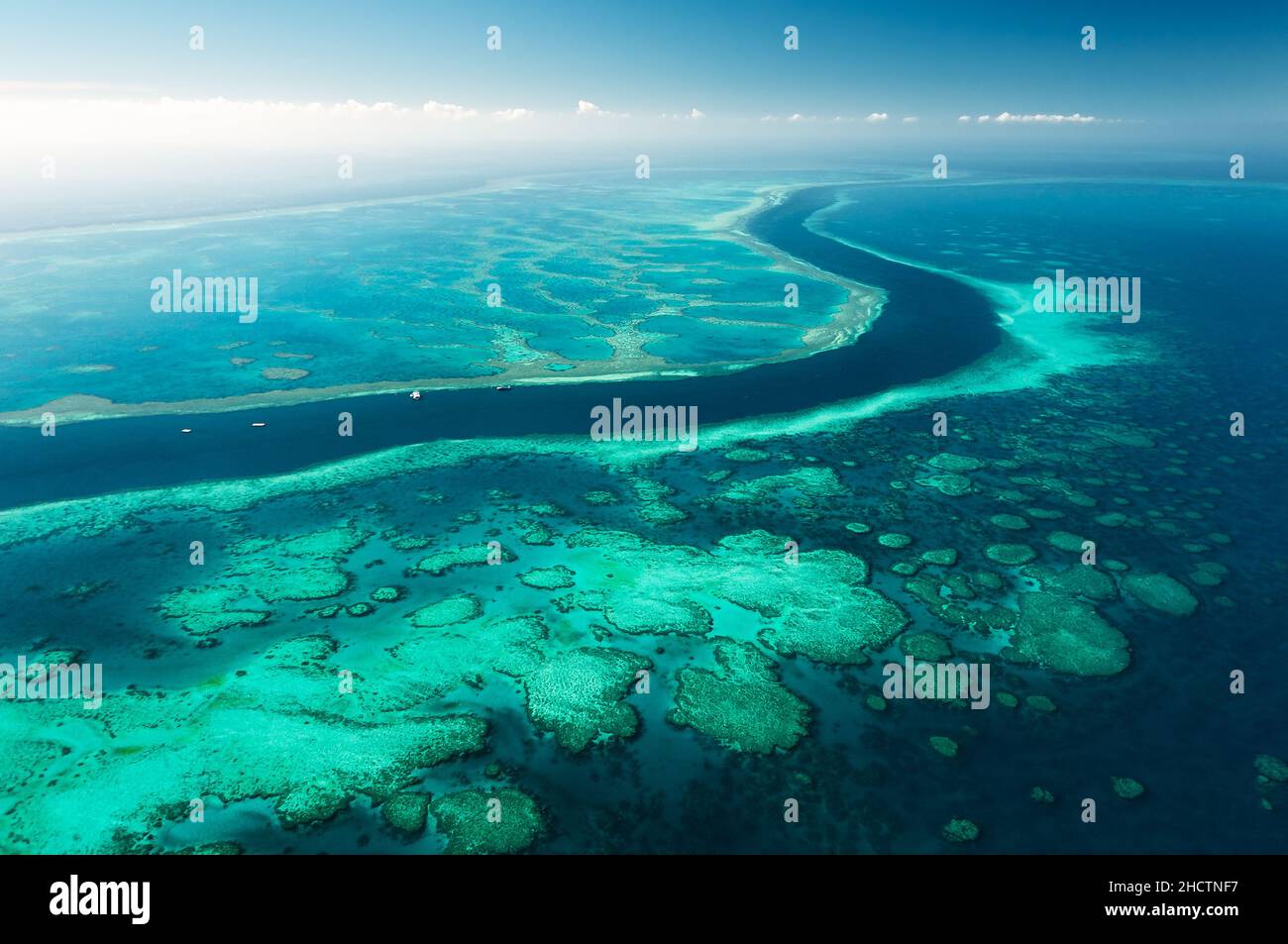 Canal azul profundo que separa Hook Reef de Hardy Reef. Foto de stock