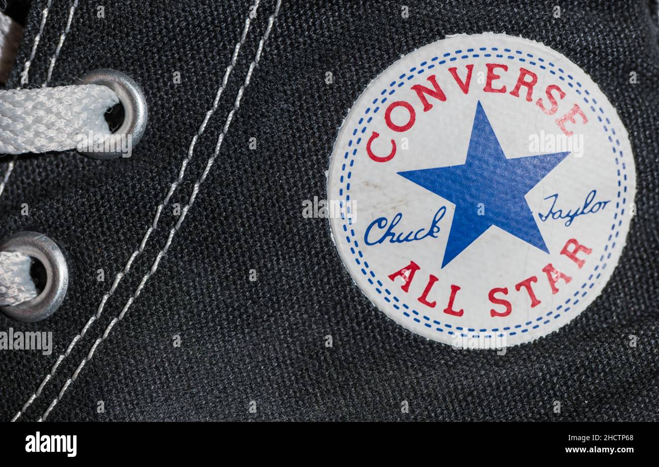 Logotipo Converse All star impreso en el lateral de las zapatillas. Fundada  en 1908 es una compañía de estilo de vida americano con una producción de  zapatos y lifesty Fotografía de stock -