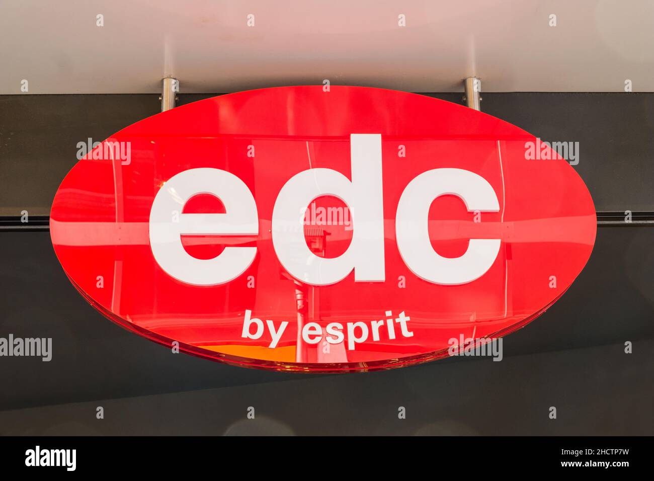 El logotipo de la marca 'EDC de Esprit es un fabricante de ropa, calzado, accesorios, joyas y artículos para el hogar bajo la etiqueta Fotografía stock Alamy