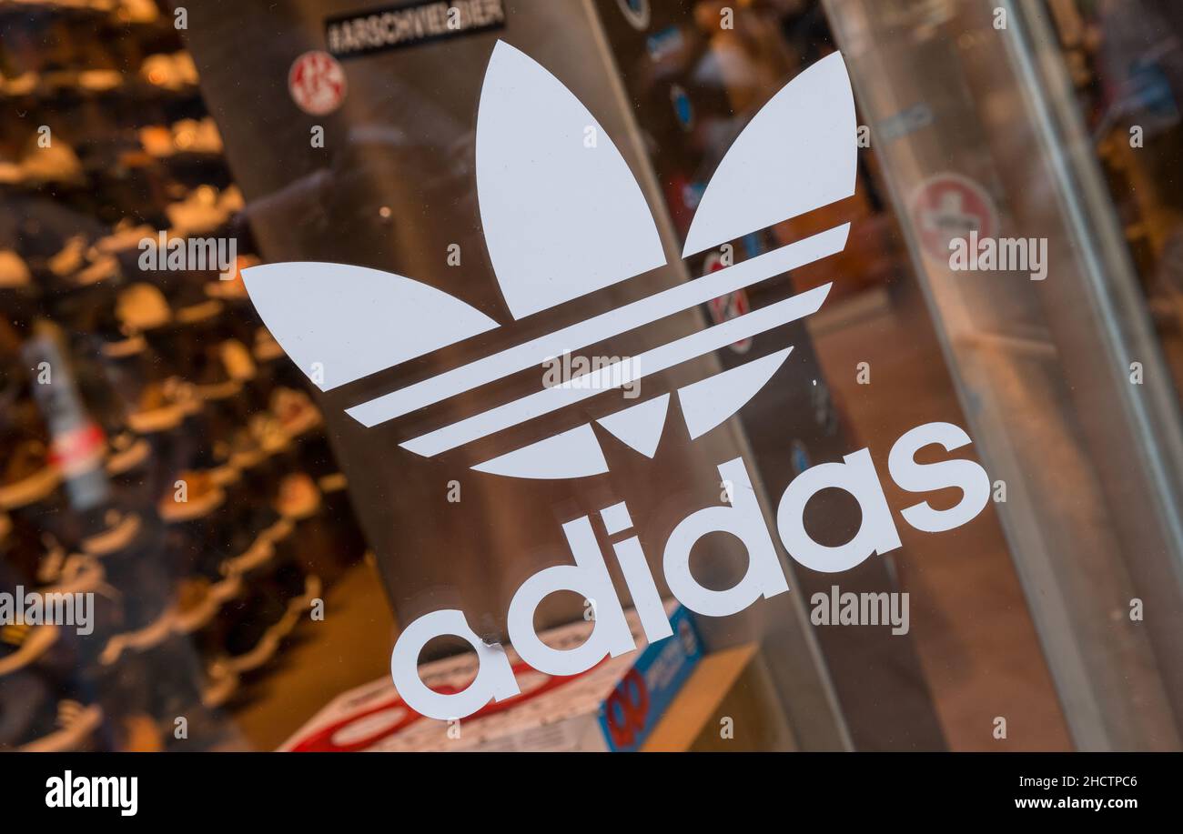 Logotipo de adidas en una ventana de tienda. Adidas es una corporación  multinacional alemana que diseña y fabrica ropa y accesorios deportivos  Fotografía de stock - Alamy