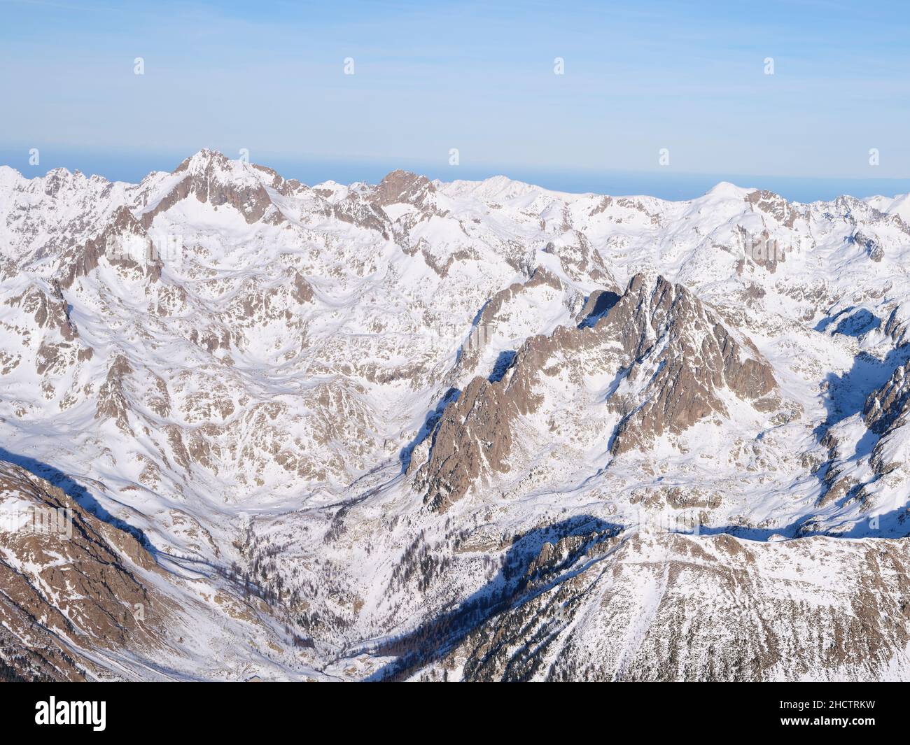 VISTA AÉREA. Cime du Gélas (3143m) y Monte Clapier (3045m) en el Parque Nacional Mercantour. Saint-Martin-Vésubie, Alpes Marítimos, Francia. Foto de stock