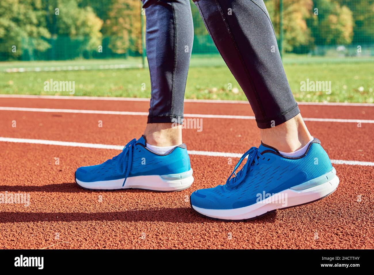 Pies de corredor macho con zapatillas de deporte azul de atletismo, primer  plano. Zapatillas deportivas para correr. Concepto de fitness y estilo de  vida saludable Fotografía de stock - Alamy