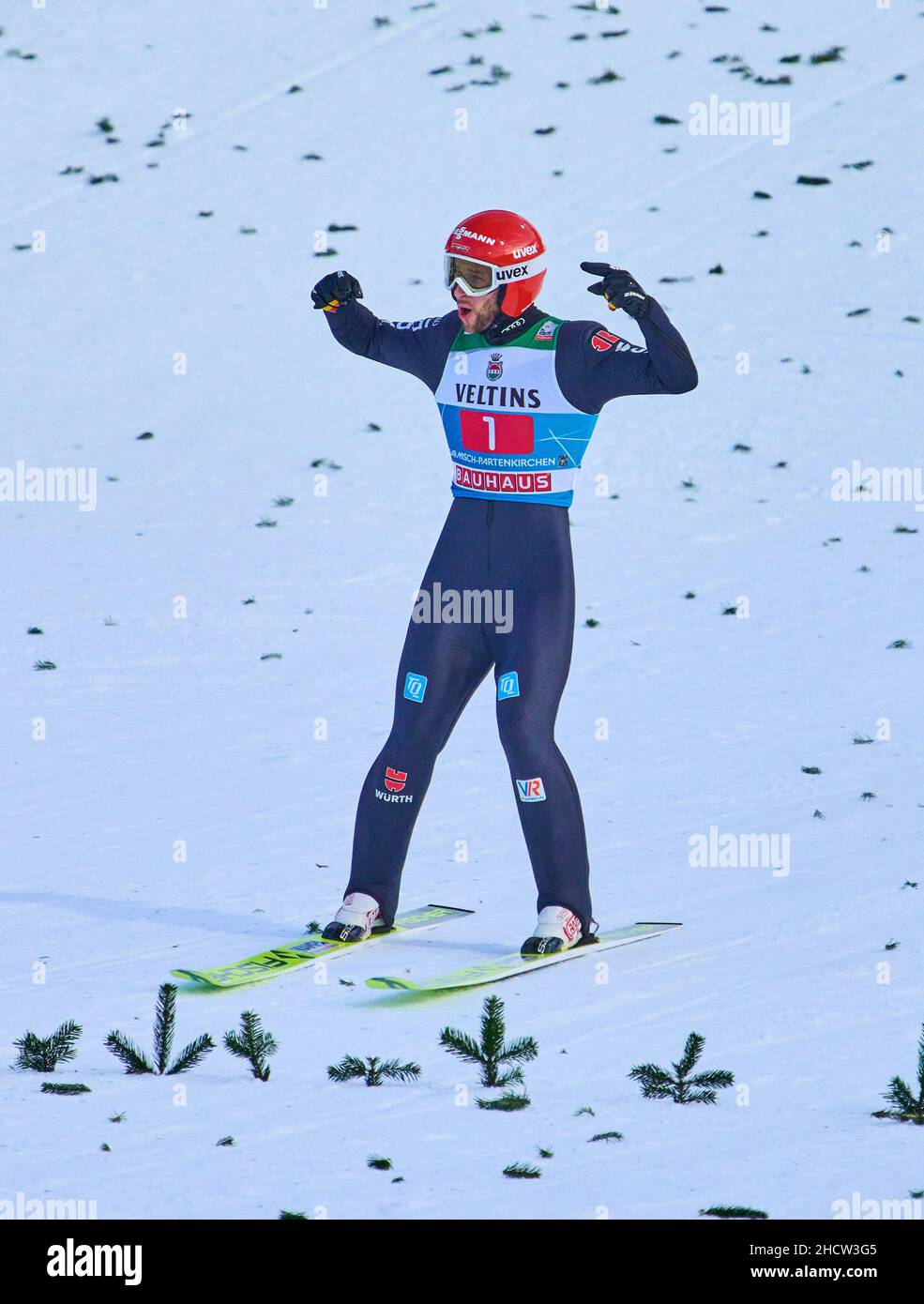 Markus Eisenbichler, GER celebra su 2.place en el 70. Torneo Four Hills Ski Jumping en Olympiaschanze Garmisch-Partenkirchen, Baviera, Alemania, 1 de enero de 2022. Es la celebración del 100. Neujahrsspringen. © Peter Schatz / Alamy Live News Foto de stock