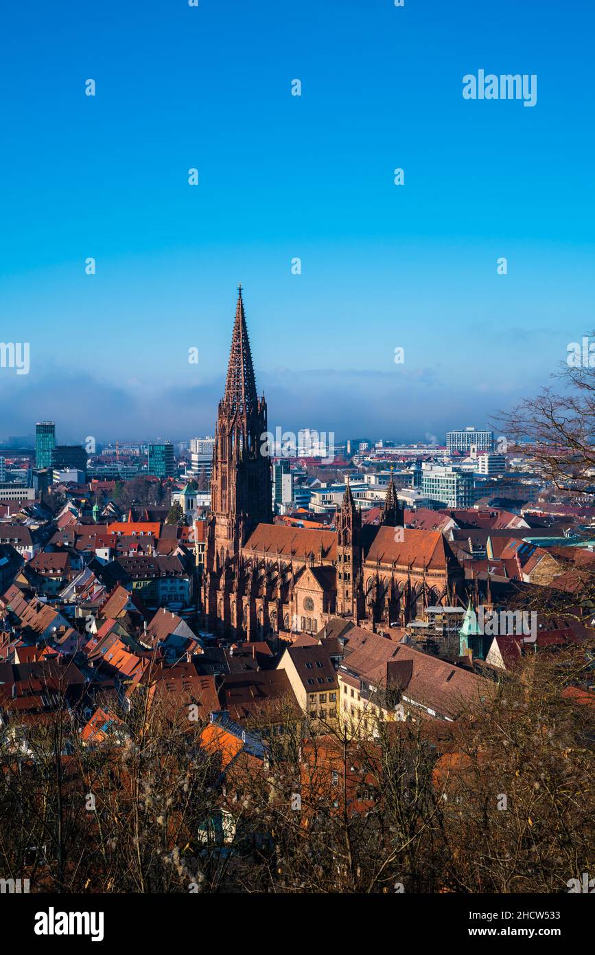 Alemania, Freiburg im Breisgau paisaje urbano, la catedral de muenster en invierno atmósfera brumosa, vista panorámica aérea arriba al atardecer Foto de stock