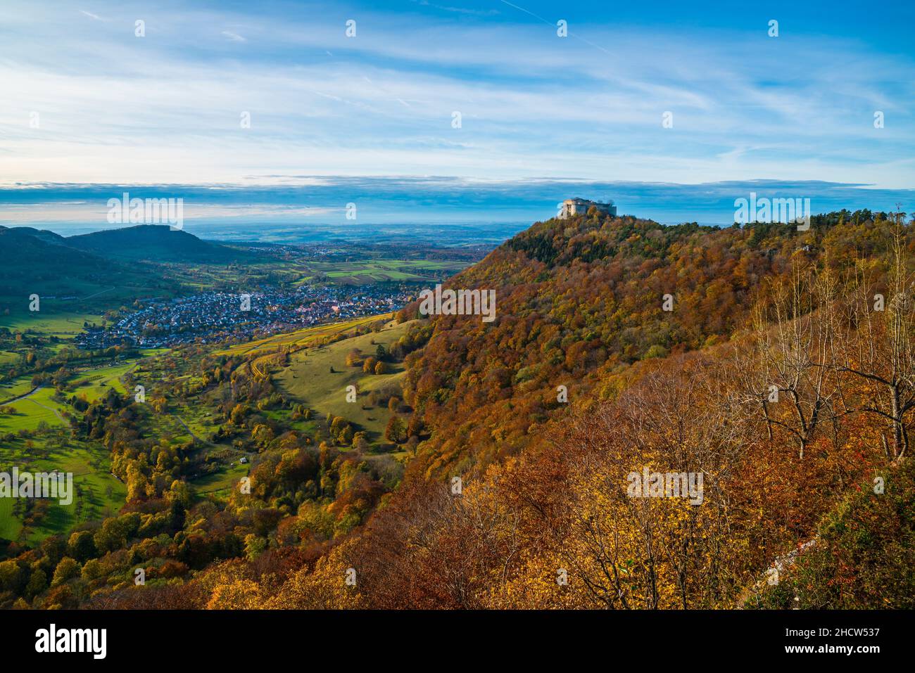 Alemania, Hohenneufen ruinas del castillo de swabian alb en la cima de una montaña en neuffen en otoño al atardecer Foto de stock