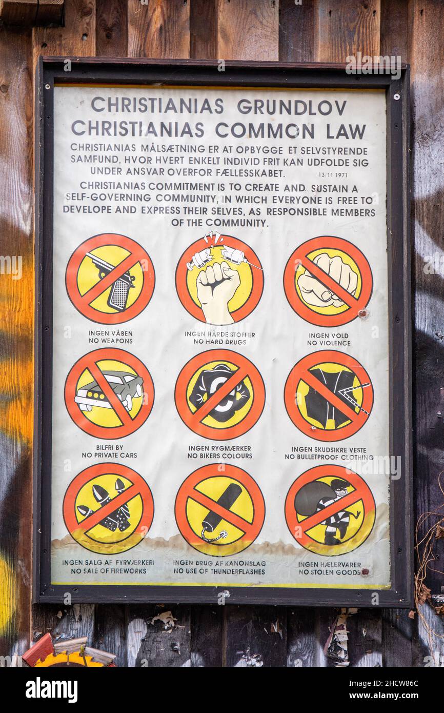 Nueve reglas del common law de Freetown Christiania. Firmar en el muro en Copenhague, Dinamarca. Foto de stock