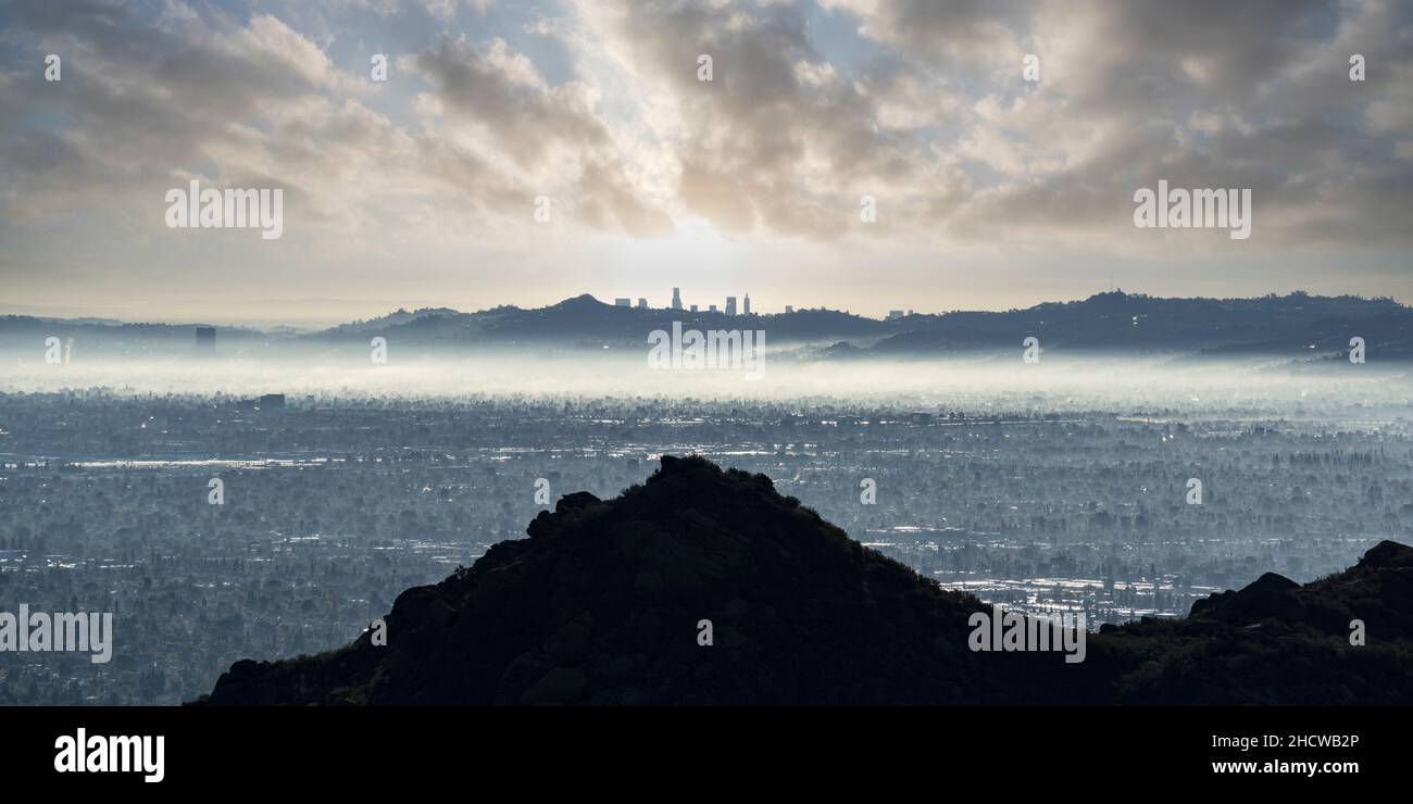 Vista panorámica del amanecer en invierno hacia el centro de Los Ángeles desde el oeste del Valle de San Fernando en el sur de California. Foto de stock