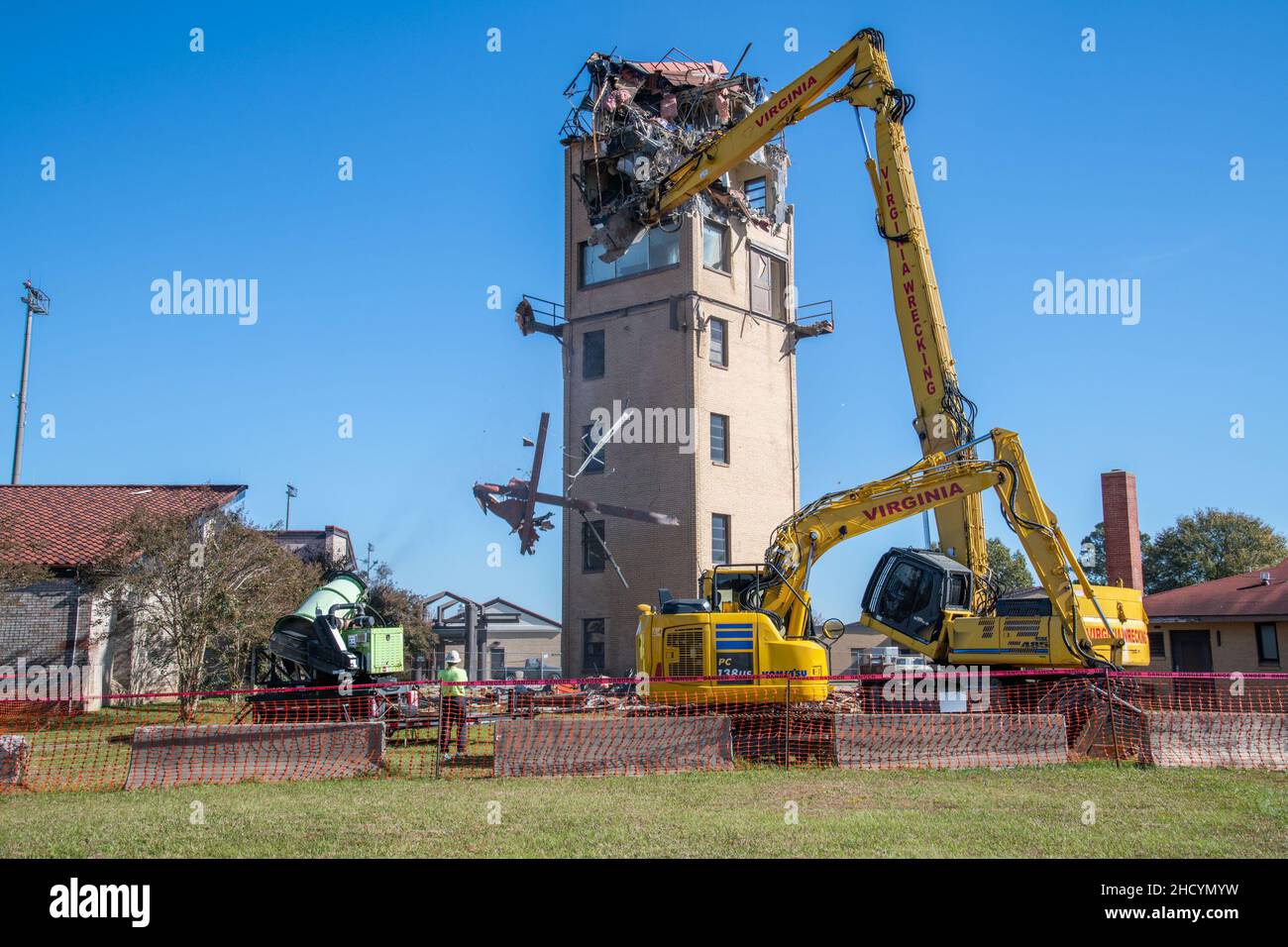 Maxwell AFB, Ala. - Contratistas demolen la antigua torre de control de tráfico aéreo, edificio 1049, 18 de noviembre de 2021. La torre había sido construida a mediados de 1950s. (EE.UU Foto de la Fuerza Aérea de William Birchfield/Lanzada) Foto de stock