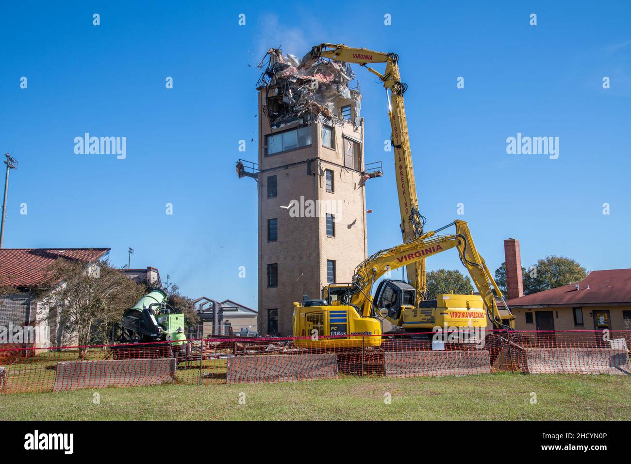 Maxwell AFB, Ala. - Contratistas demolen la antigua torre de control de tráfico aéreo, edificio 1049, 18 de noviembre de 2021. La torre había sido construida a mediados de 1950s. (EE.UU Foto de la Fuerza Aérea de William Birchfield/Lanzada) Foto de stock