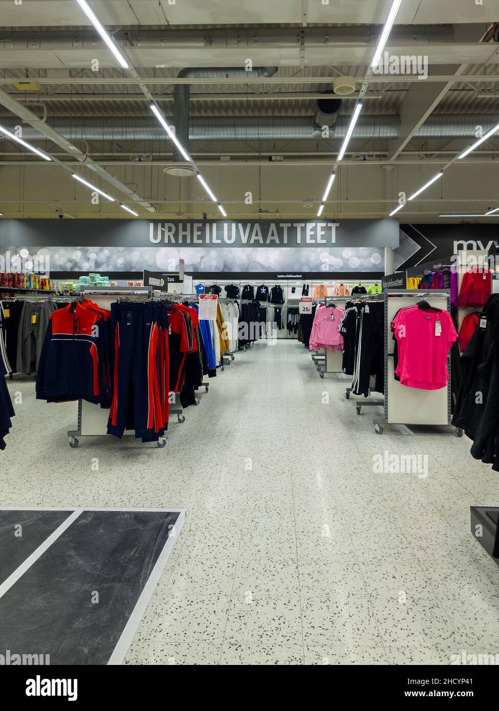 Turku, Finlandia - 21 de diciembre de 2021: Vista vertical del departamento de ropa deportiva dentro de la tienda de comestibles K Fotografía de stock Alamy