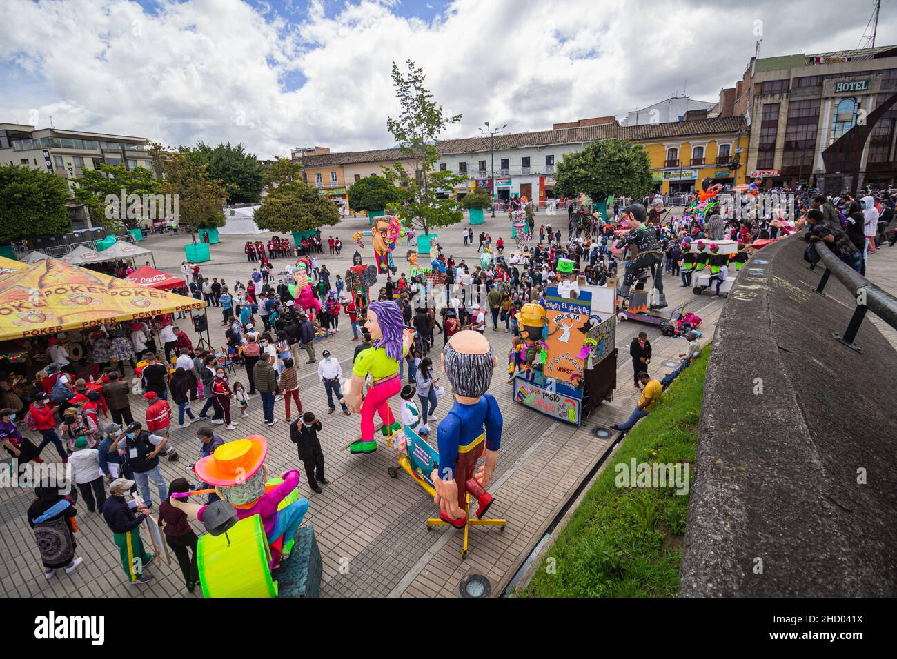 Pasto, Colombia. 31st de Dic de 2021. Los pobladores caminan a través de la  ciudad comprando muñecas ardientes para las celebraciones de la víspera del  año nuevo 2022 en Pasto, Nariño -