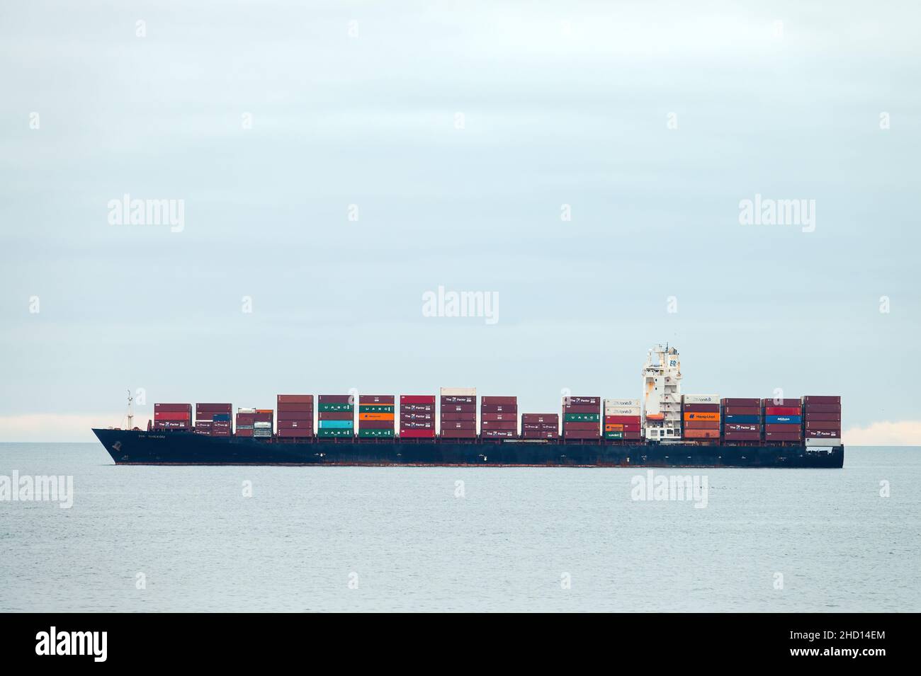Buque de carga de contenedores, vista de perfil, transporte de mercancías de embarque. Génova Italia - 2021 de diciembre Foto de stock
