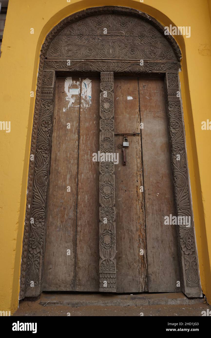 Puerta de madera con ornamentos tallados en Mombasa, Kenia Foto de stock