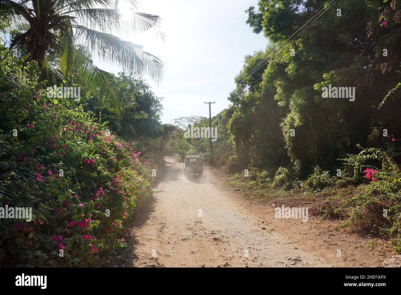 ATV que conduce en un camino polvoriento de tierra en Malindi, Kenia Foto de stock