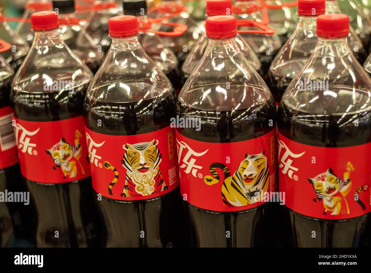 Las botellas de Coca-Cola para el Año del Tigre se venden en un supermercado de Beijing, China. 02-Ene-2022 Foto de stock