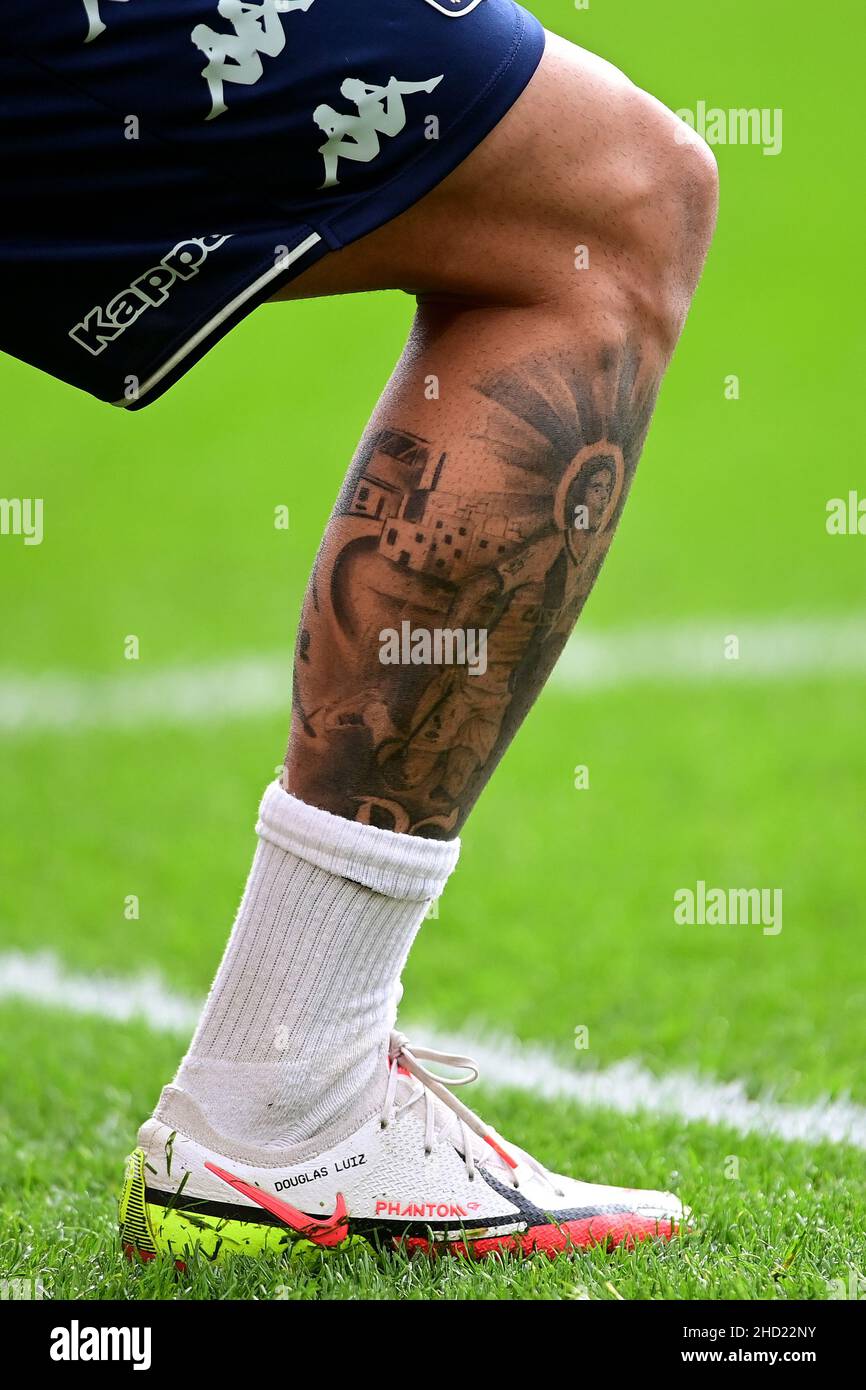 La pierna tatuada y las botas de fútbol personalizadas de Douglas Luiz #6  de Aston Villa durante el calentamiento previo al partido en Londres, Reino  Unido el 1/2/2022. (Foto de Ashley Crowden/News