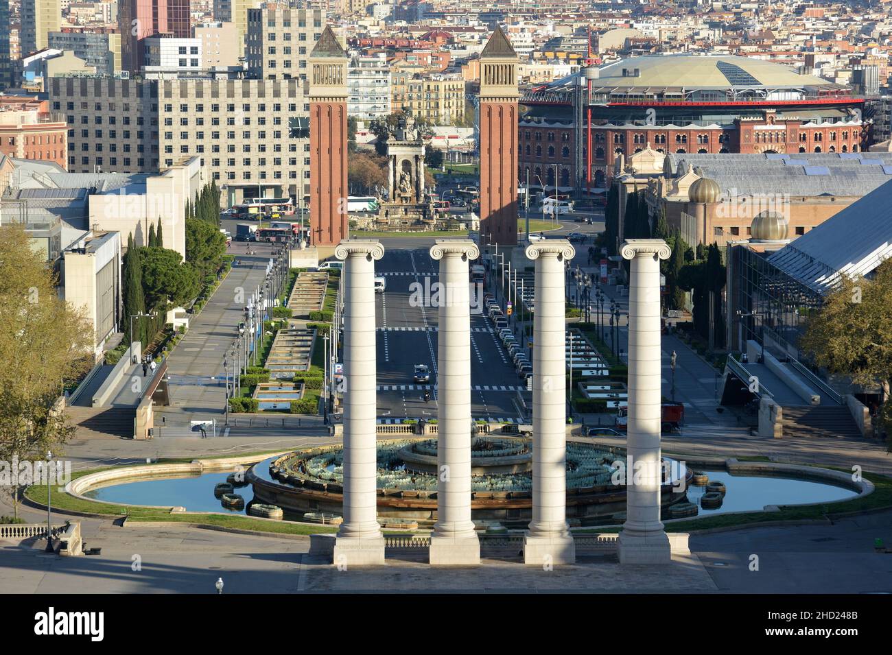España, Barcelona, la plaza de España, las columnas venecianas, el centro comercial de Las Arenas visto desde el Museo Nacional de Arte de Cataluña. Foto de stock