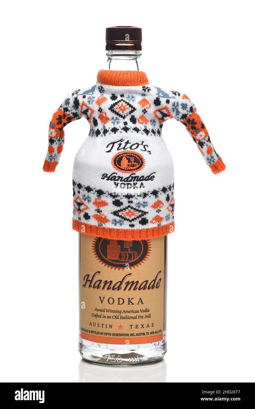 IRVINE, CALIFORNIA - 1 DE ENERO de 2022: Una botella de regalo de vodka hecho a mano Titos con un suéter que cubre la parte superior. Foto de stock
