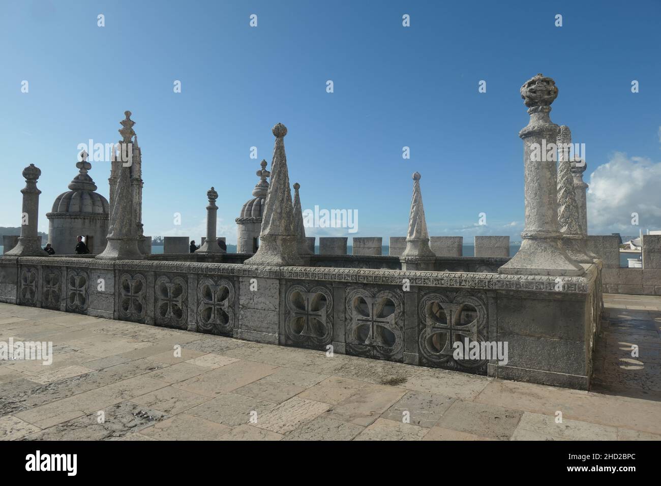 Torre de Belem Lisburn Portugal almenas arquitectura historia objetos  históricos cruces famosas bolas vistas techo apuntado mirando obstáculos  Fotografía de stock - Alamy