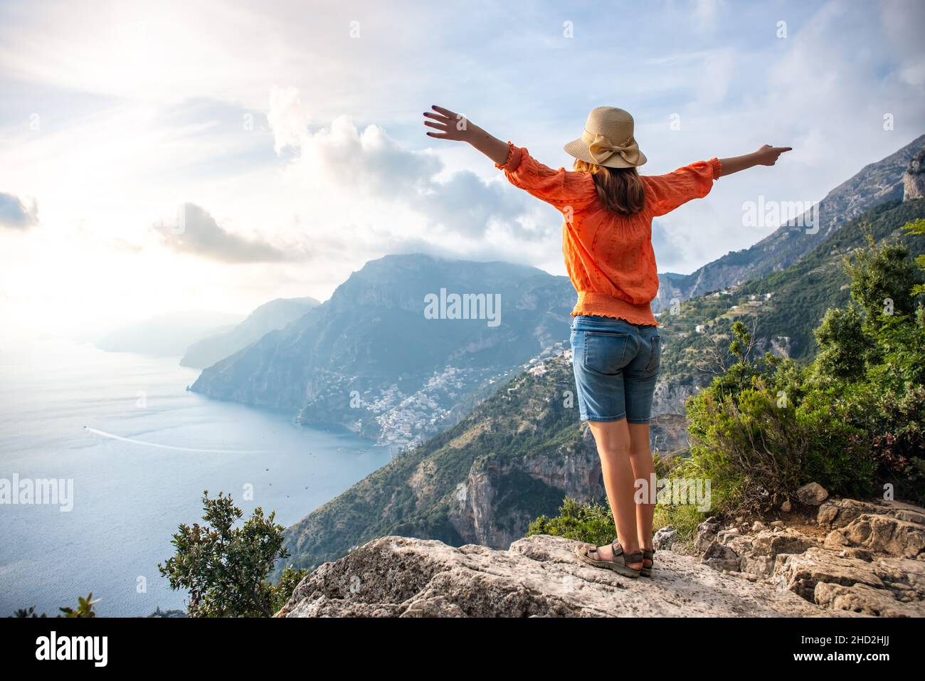 Feliz niña joven en la costa de Positano de fondo, Amalfi, Italia Foto de stock