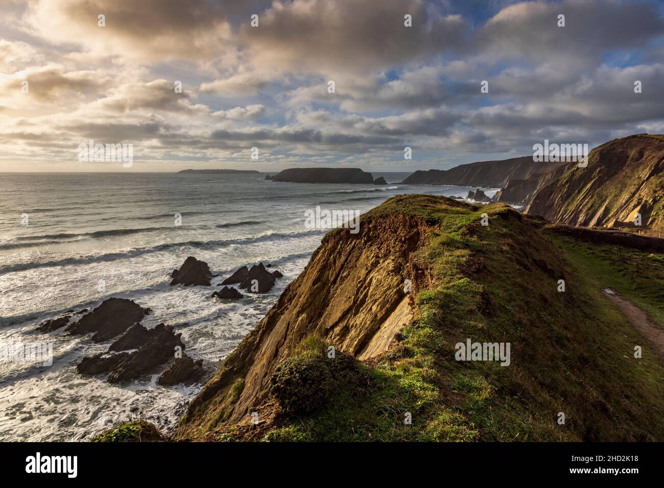 Una vista invernal de Marloes Sands desde la ruta costera de Pembrokeshire en marea alta, Gales del Sur Foto de stock