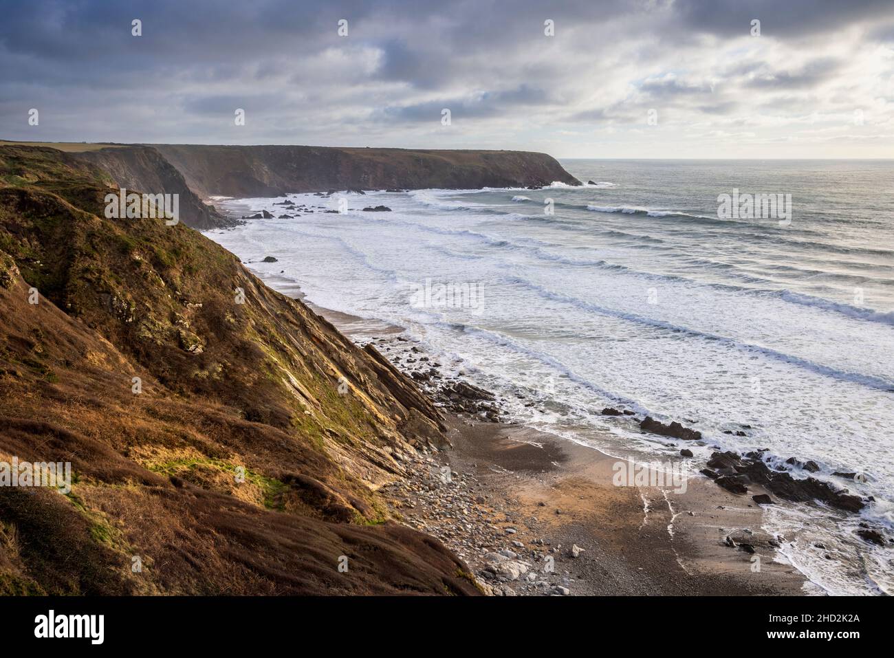 Una vista invernal de Marloes Sands desde la ruta costera de Pembrokeshire en marea alta, Gales del Sur Foto de stock