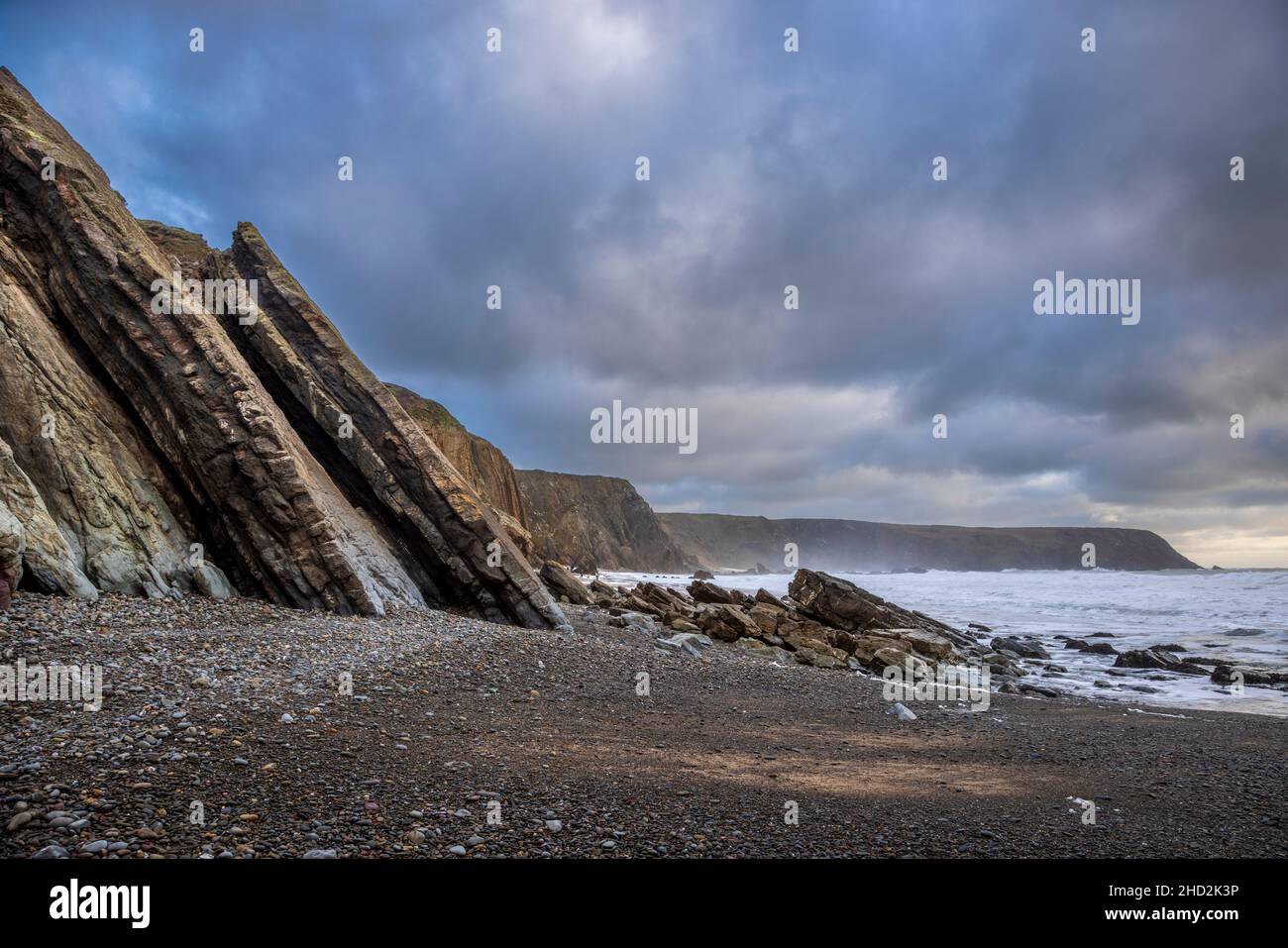 Playa y rocas en Marloes Sands justo después de la marea alta en el invierno, Pembrokeshire, Gales del Sur Foto de stock