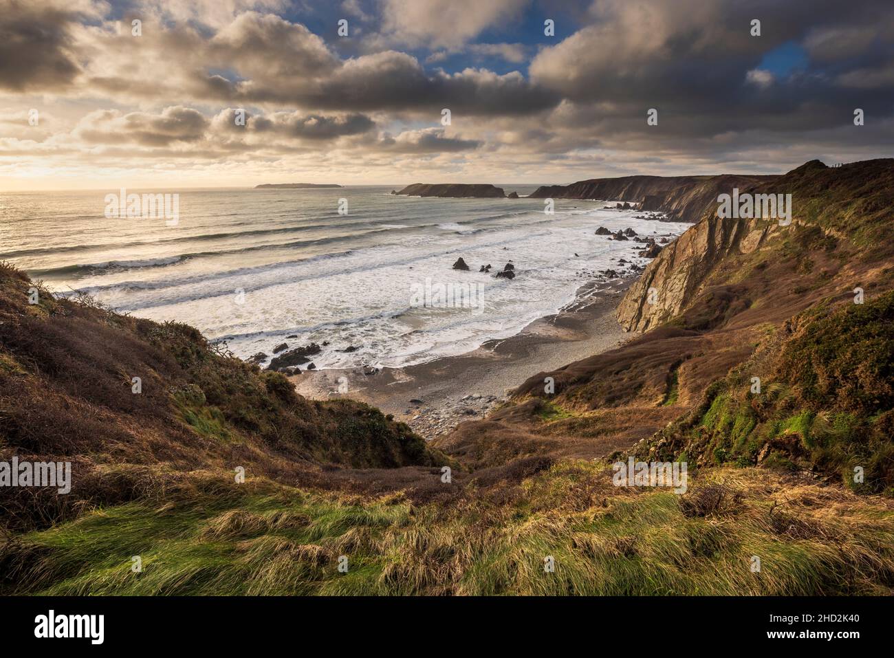 Una vista invernal de Marloes Sands desde la ruta costera de Pembrokeshire en marea alta, Gales del Sur Foto de stock