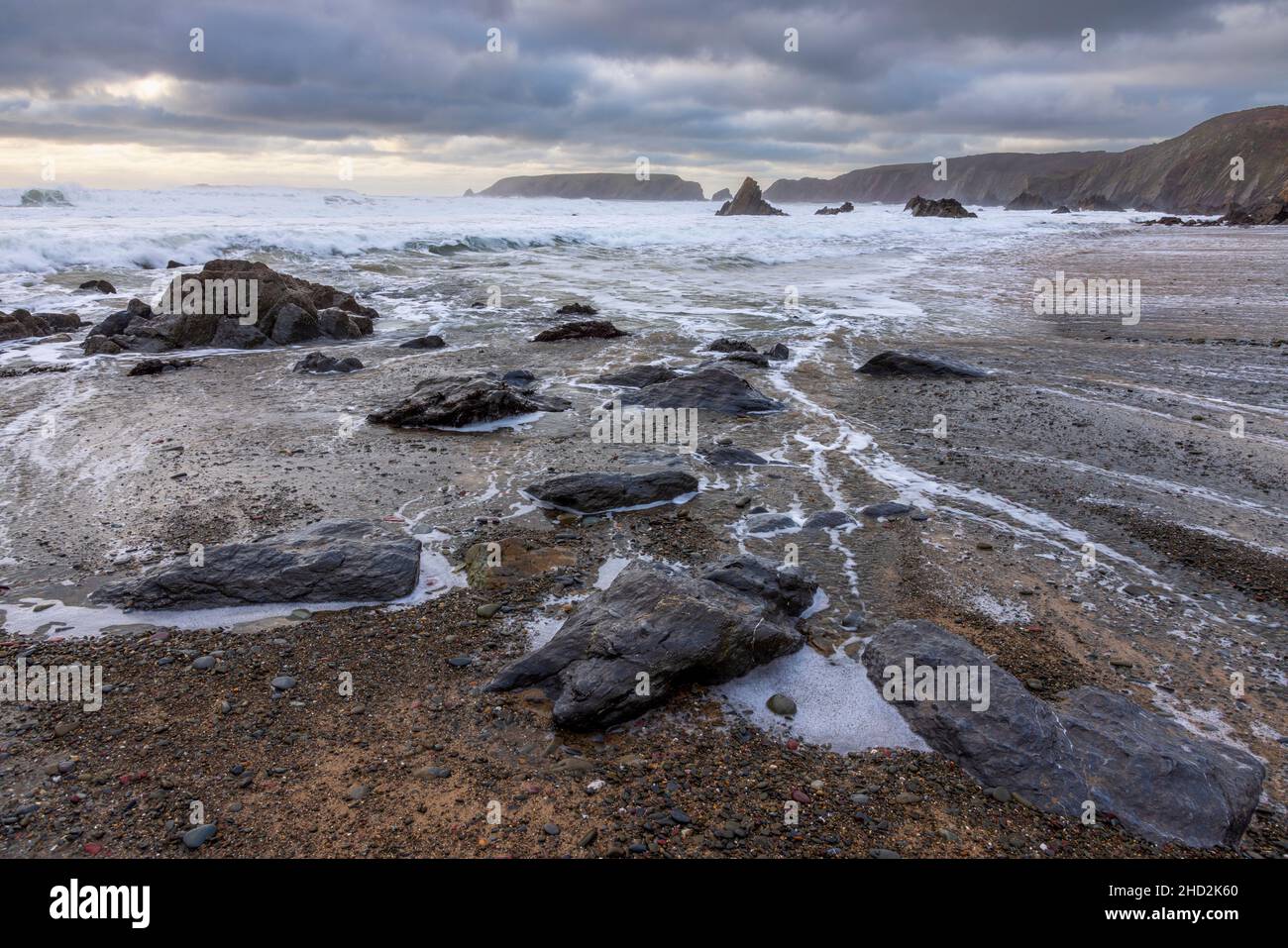 Playa y rocas en Marloes Sands justo después de la marea alta en el invierno, Pembrokeshire, Gales del Sur Foto de stock