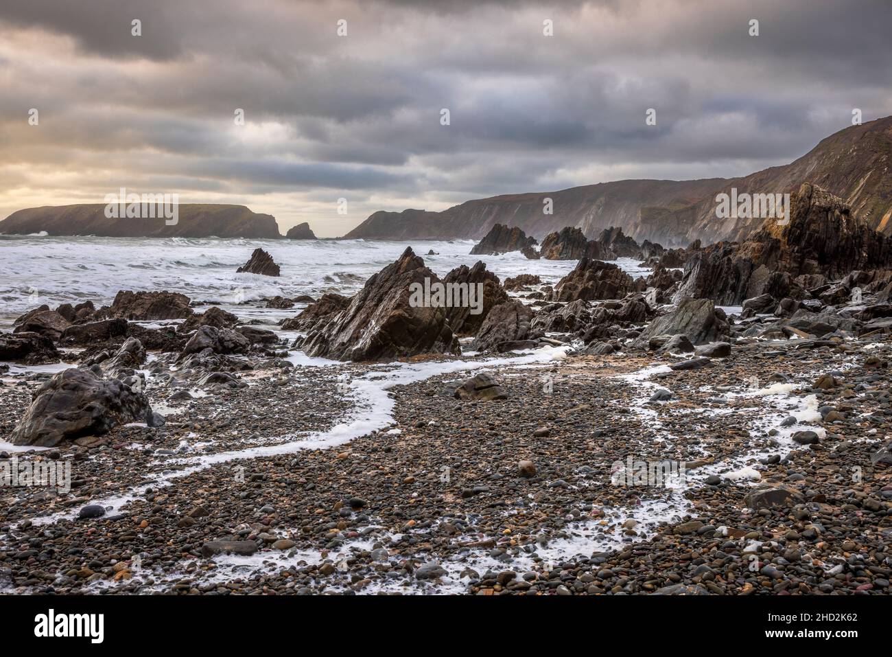 Playa y rocas en Marloes Sands justo después de la marea alta en el invierno, Pembrokeshire, Gales del Sur Foto de stock