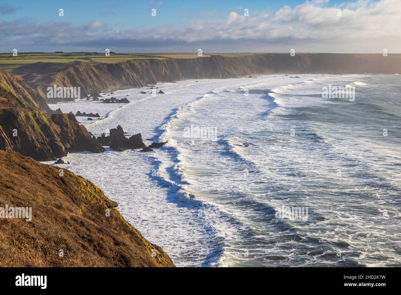 Una vista invernal de Marloes Sands desde la ruta costera de Pembrokeshire en marea alta, Gales del Sur Foto de stock