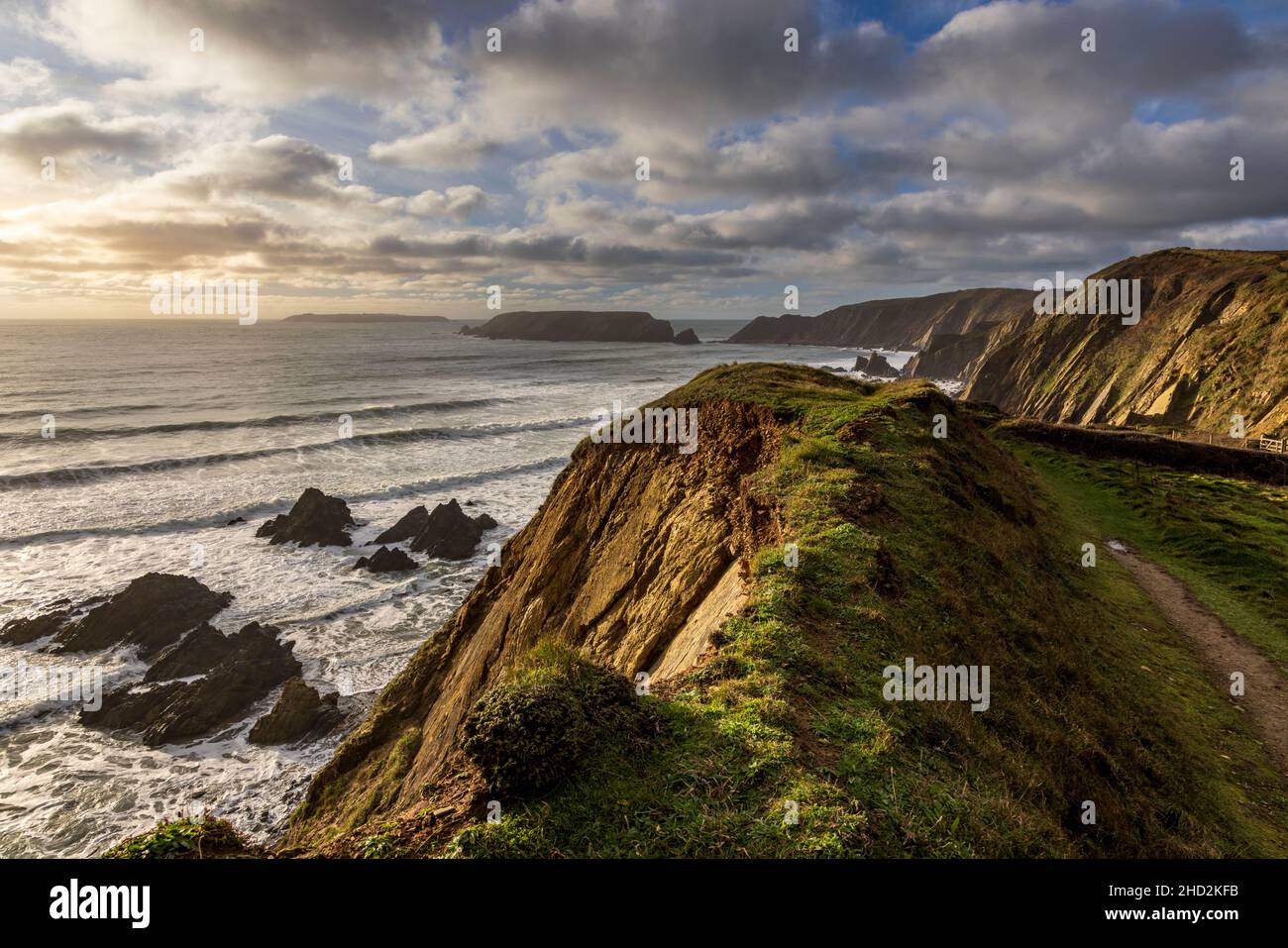 Una vista invernal de Marloes Sands desde la ruta costera de Pembrokeshire en marea alta, Gales del Sur Foto de stock