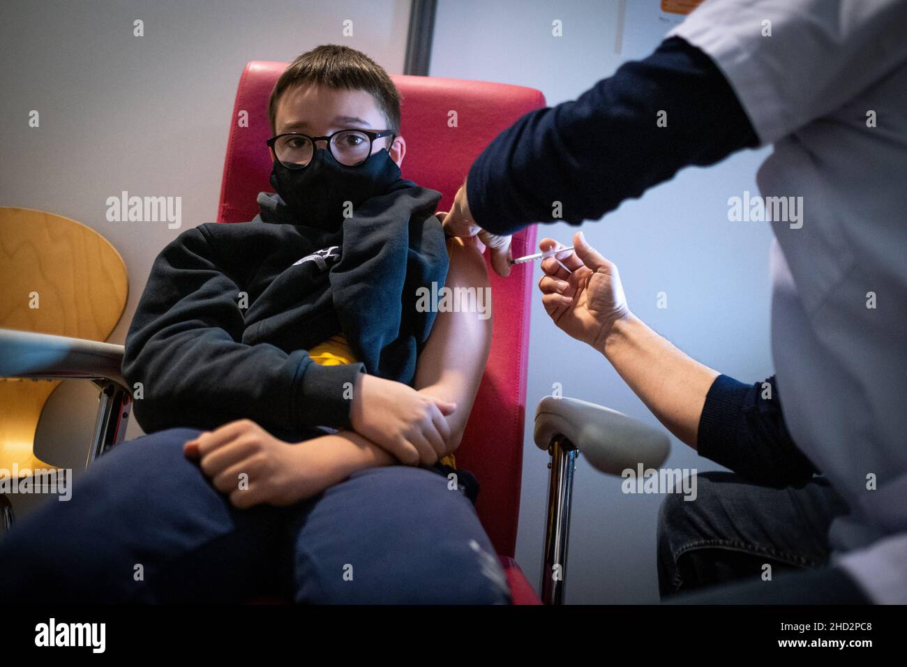 Vacunación de un niño de 12 años con una vacuna Pfizer en un centro de vacunación Covid-19 en Dinan, Bretaña. Francia. Foto de stock