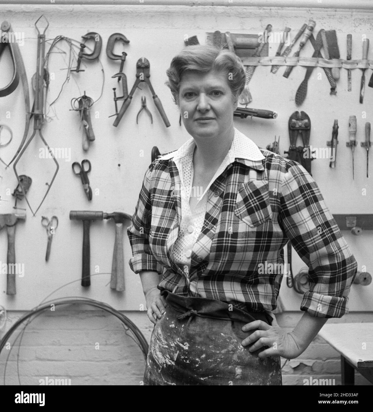 Mary Calallery, escultora, en su taller, 1950. La fecha exacta es desconocida, pero el año es 1950. La ubicación también es desconocida, aunque es probable que sea la ciudad de Nueva York. Foto de stock