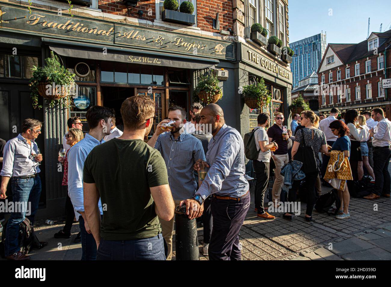 Peopel bebiendo después del trabajo fuera del Golden Heart Pub en Commercial Street en Spitalfields, Londres Foto de stock