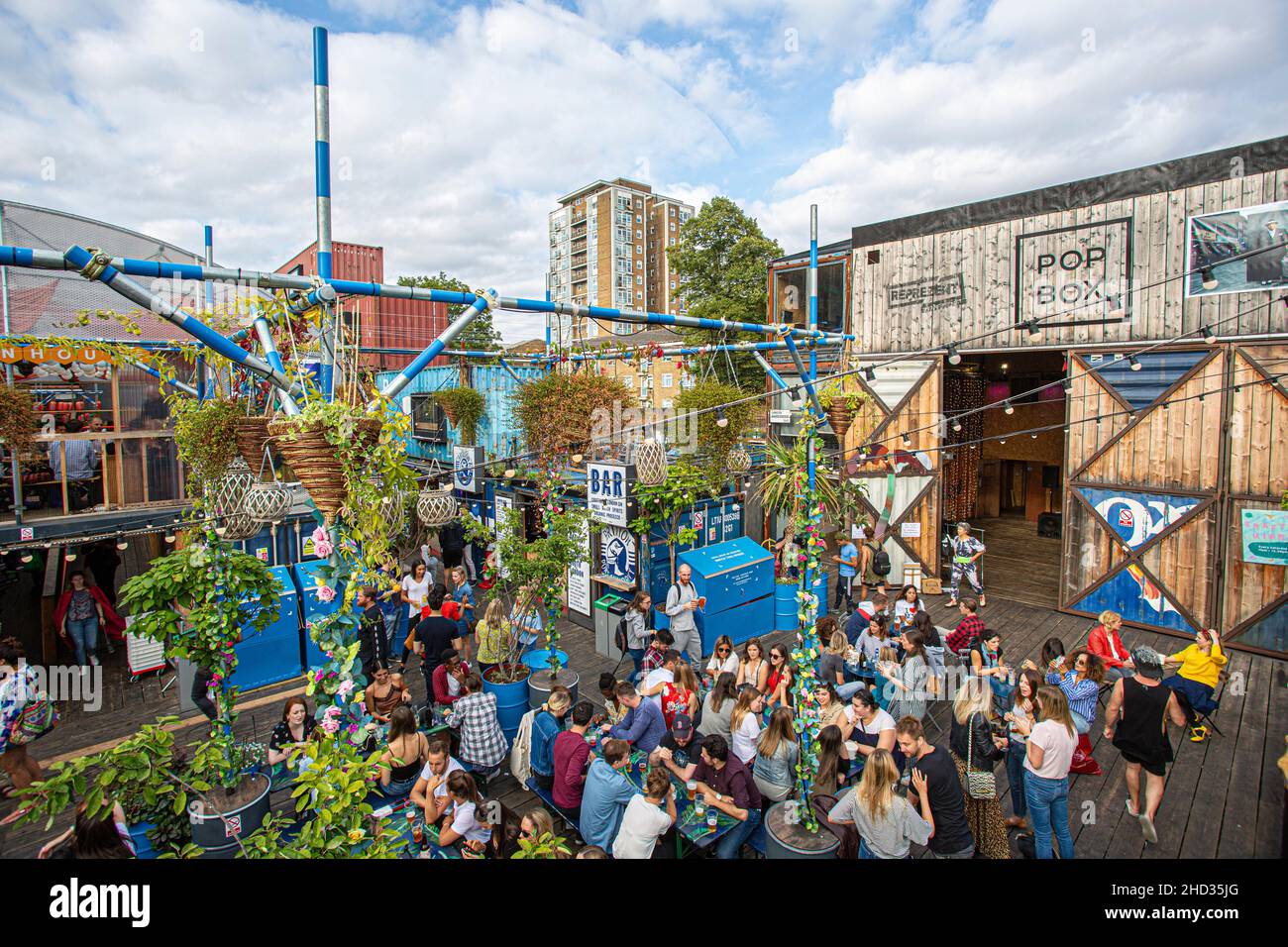 La gente disfruta de una bebida en Brixton, Pop pop up contenedor bares y restaurantes en Brixton, Londres, Reino Unido. Foto de stock