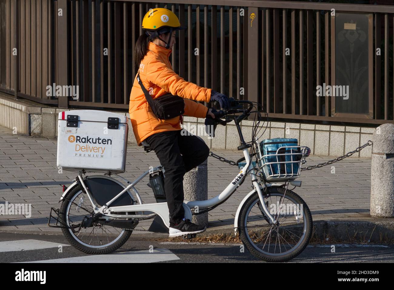Una mujer monta en bicicleta para Rakuten Delivery Company, Shinjuku,  Tokio, Japón Fotografía de stock - Alamy