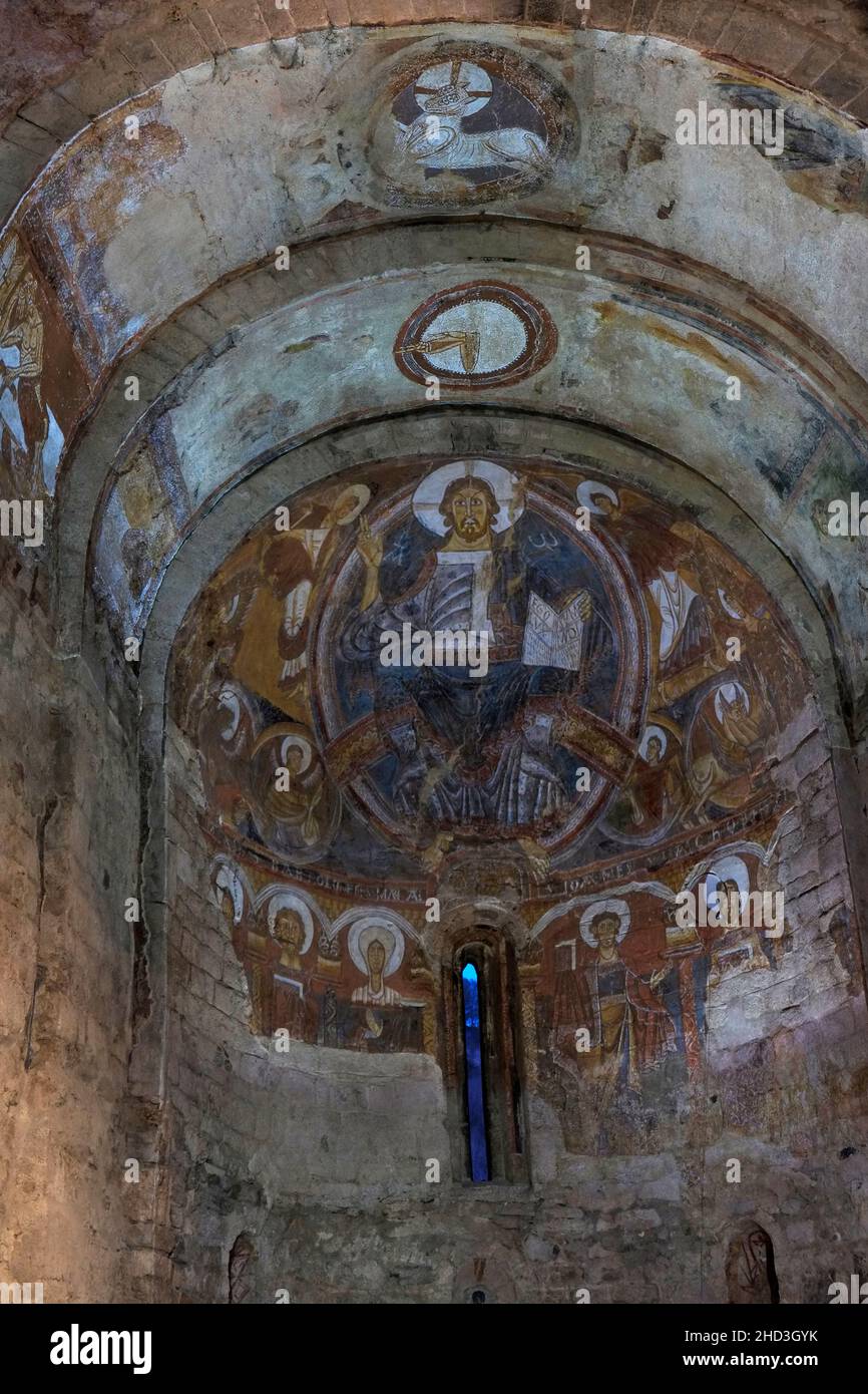 Proyección de frescos restaurados sobre el ábside de la Iglesia románica catalana de San Clemente de Tahull en el valle Vall de Boi Provincia de Lleida en Cataluña España Foto de stock