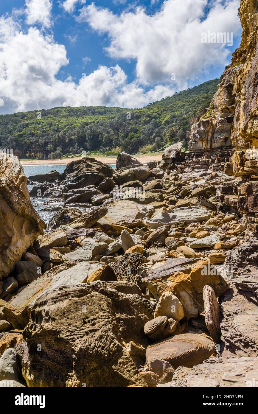 Escombros de arenisca de la cara del acantilado en Bouddi Point, Maitland Bay, el Parque Nacional Bouddi, la costa central, Nueva Gales del Sur, Australia Foto de stock