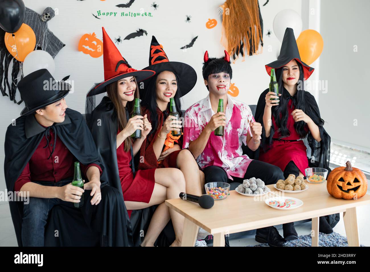 Fiesta de brujas adolescentes fotografías e imágenes de alta resolución -  Alamy