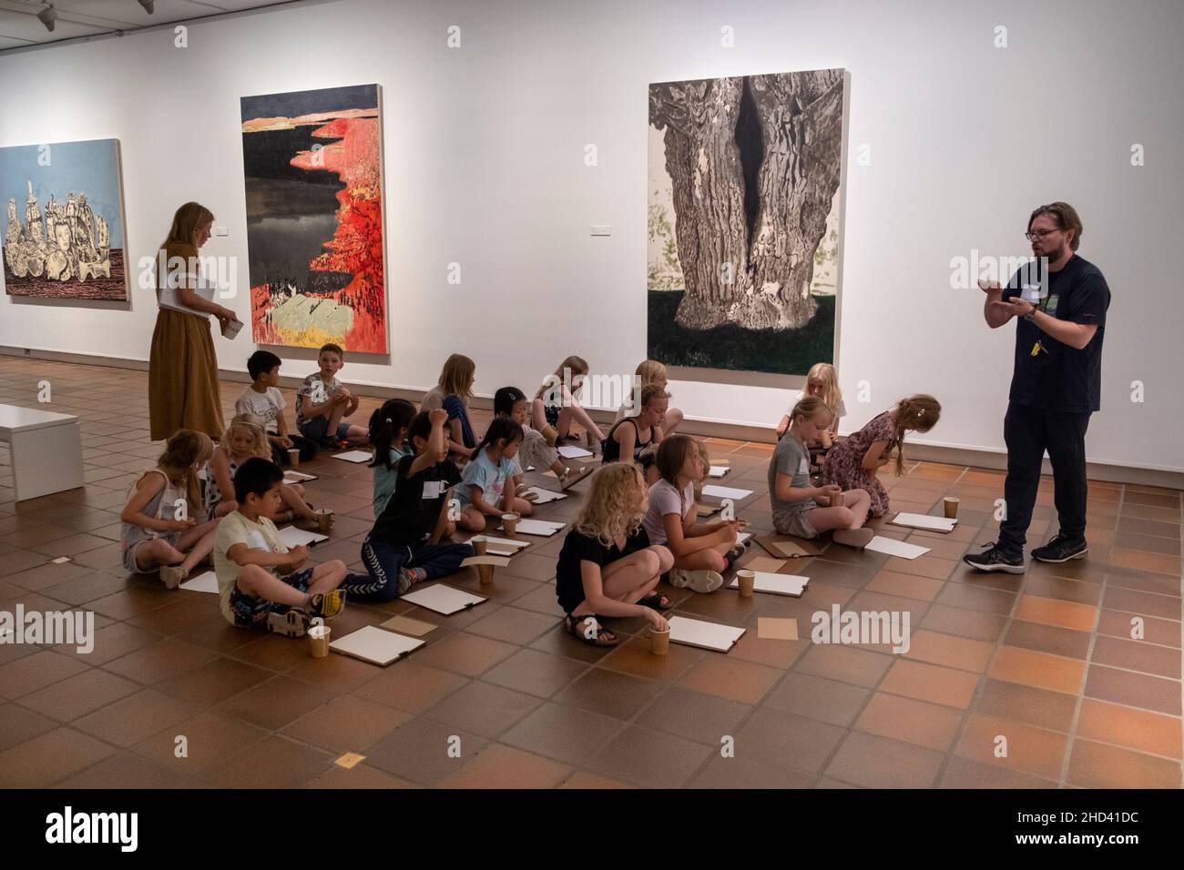 Los niños son enseñados en un museo de arte. Foto de stock