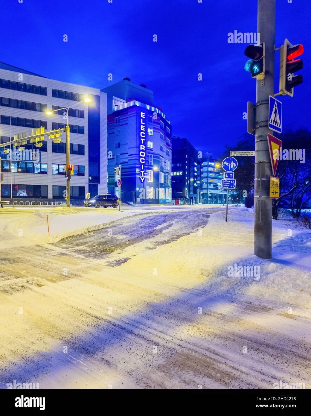 Turku, Finlandia - 24 de diciembre de 2021: Vista nocturna vertical del edificio ElectroCity de la empresa Technology Properties Foto de stock