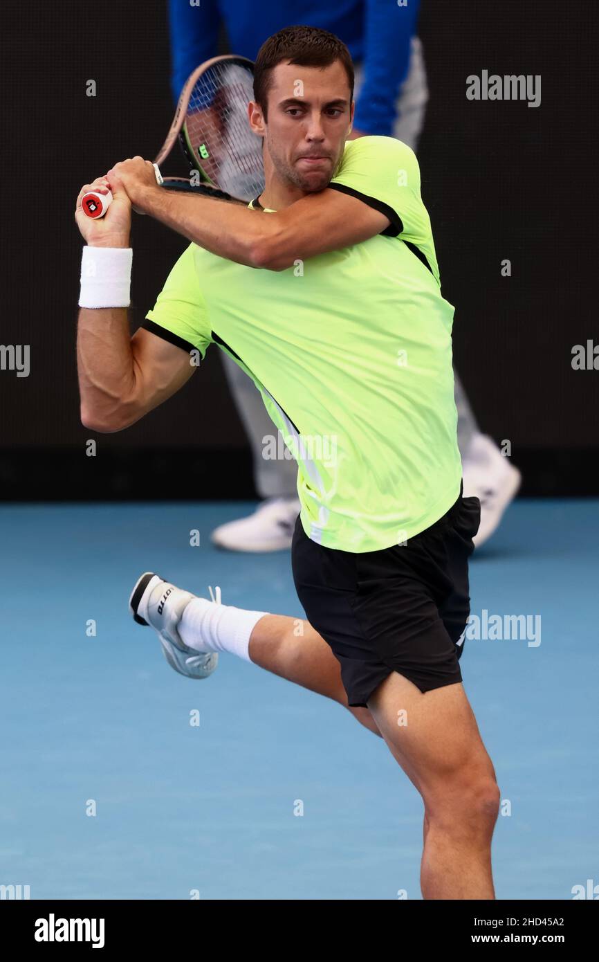 Adelaida, Australia, 3 de enero de 2022. Laslo Djere, de Serbia, tiene un  éxito durante el partido de solteros de la ATP entre Laslo Djere, de  Serbia, y Roberto Carballes Baena, de