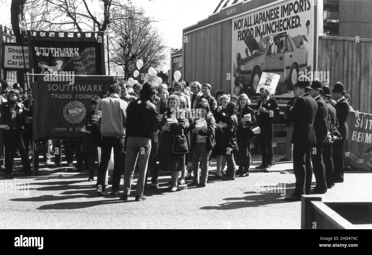 Una manifestación de miembros de la rama de Southwark del sindicato británico, NALGO (Asociación de Oficiales de Gobierno Nacional y Local) y del Consejo de Trades de Southwark, protestando contra el despido de un trabajador del Consejo de Borough de Southwark Londres. Mediados de 1980s. La fotografía representa a los manifestantes que se reúnen en el Elefante y Castillo, Southwark, Londres, antes de embarcarse en una marcha. Los manifestantes están llevando pancartas, pancartas, folletos, globos y pancartas del Consejo de Trades Southwark Branch NALGO y Southwark Trades con el lema: “¿Quién se atreve a los trabajadores? – No el Consejo Southwark”. Foto de stock