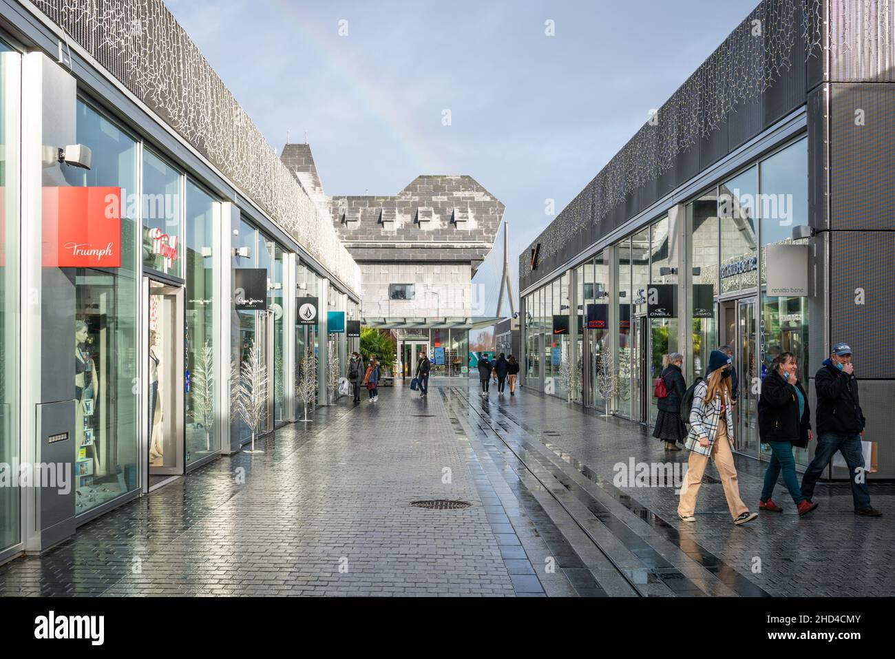 Honfleur France , 30 de diciembre de 2021 : Honfleur Normandy Outlet centro comercial con tiendas y gente en Honfleur Francia Foto de stock
