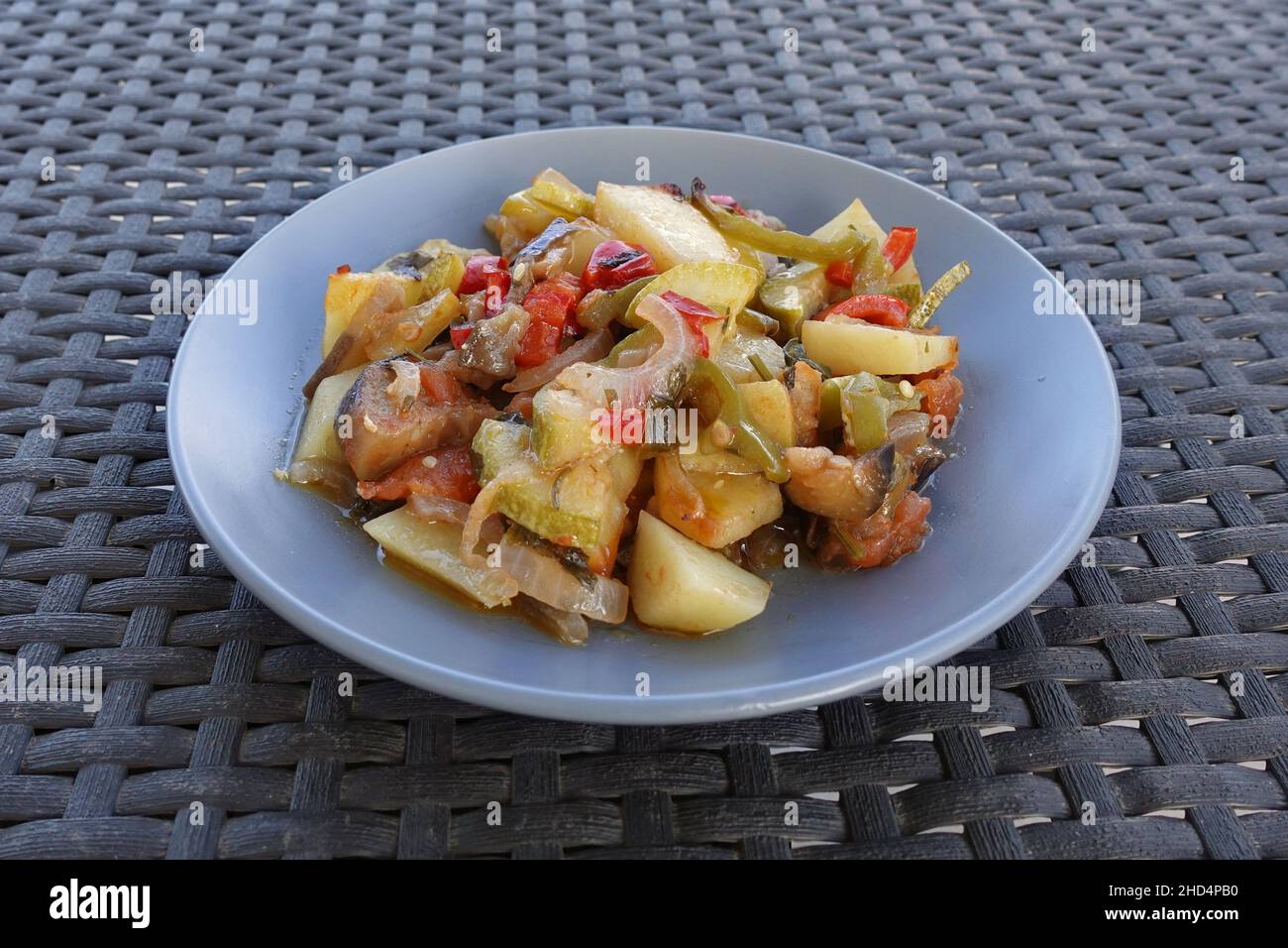 Verduras mezcladas al horno patatas asadas calabacín pimientos berenjena y cebollas. Mpriami comida griega vegetariana cocina mediterránea. Foto de stock