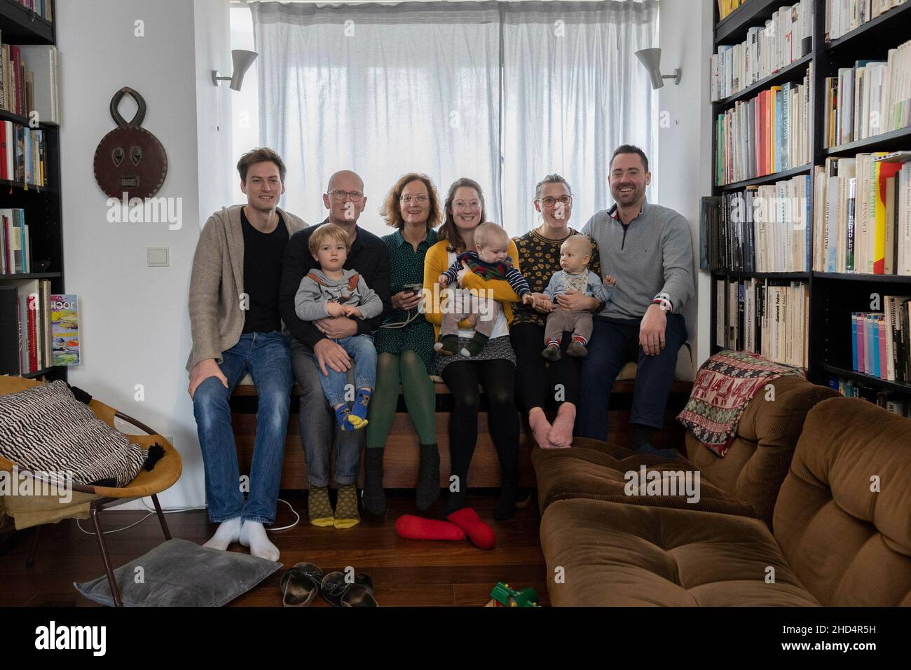 Bonn, Alemania. 05th de Dic de 2021. Foto familiar con abuelos, hijos y nietos, Bonn, 5th de diciembre de 2021. || Modelo de aprobación disponible Crédito: dpa/Alamy Live News Foto de stock
