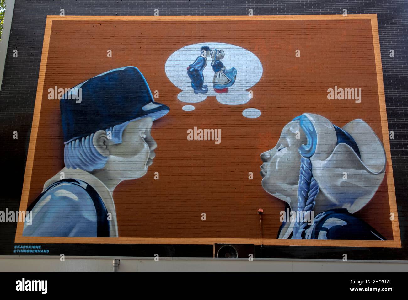 Pintura de la pared Besos de niño y niña en Amsterdam Holanda 9-9-2021 Foto de stock